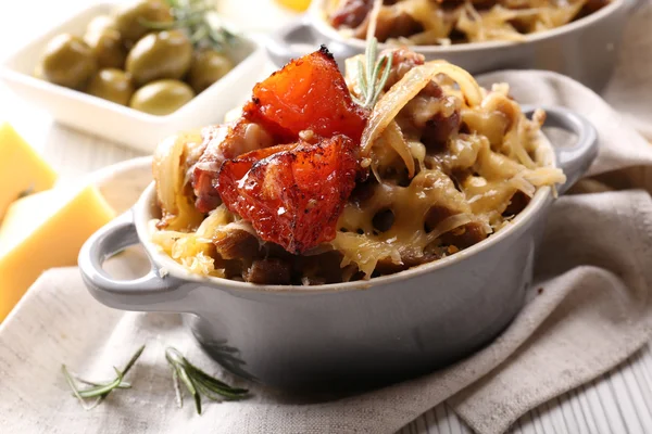 Pasta bakat med grönsaker och ost i keramik kruka — Stockfoto