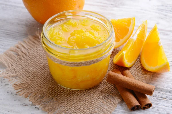 Вкусный апельсиновый джем на столе крупным планом — стоковое фото