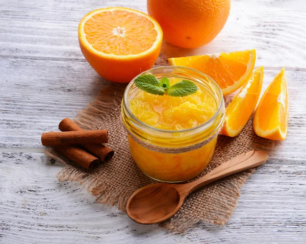 Heerlijke oranje jam op tabel close-up — Stockfoto