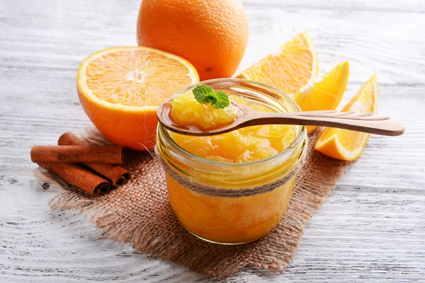 Köstliche Orangenmarmelade auf dem Tisch in Großaufnahme — Stockfoto