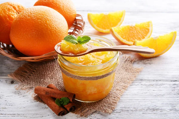 Köstliche Orangenmarmelade auf dem Tisch in Großaufnahme — Stockfoto