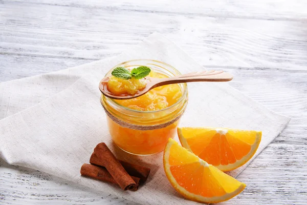 Вкусный апельсиновый джем на столе крупным планом — стоковое фото