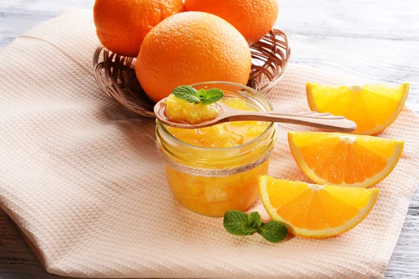 Heerlijke oranje jam op tabel close-up — Stockfoto