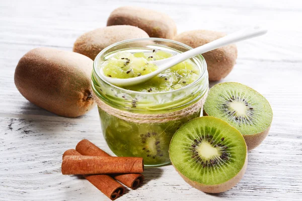 Köstliche Kiwi-Marmelade in Großaufnahme auf dem Tisch — Stockfoto