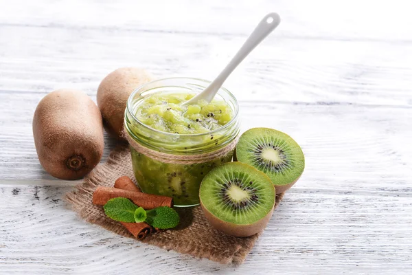 Köstliche Kiwi-Marmelade in Großaufnahme auf dem Tisch — Stockfoto