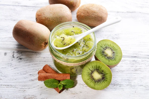 Gem delicios kiwi pe masa close-up — Fotografie, imagine de stoc