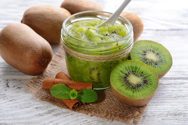 Köstliche Kiwi-Marmelade in Großaufnahme auf dem Tisch — Stockfoto