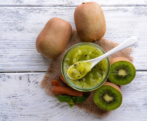Gem delicios kiwi pe masa close-up — Fotografie, imagine de stoc