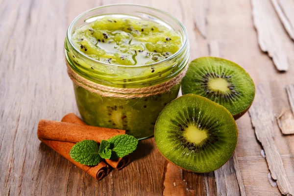 Köstliche Kiwi-Marmelade in Großaufnahme auf dem Tisch — Stockfoto