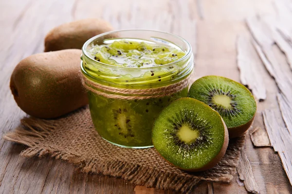 Heerlijke kiwi jam op tabel close-up — Stockfoto