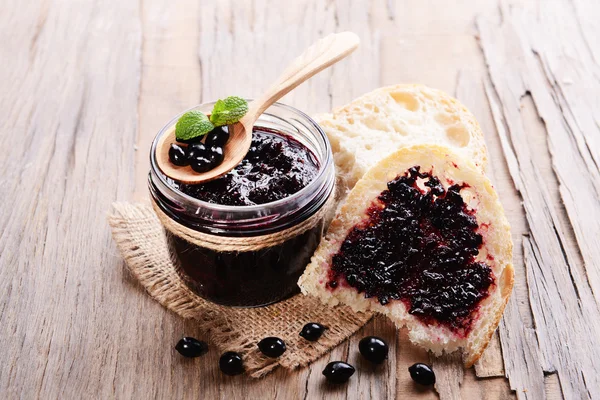 Delicious black currant jam on table close-up — Stock Photo, Image