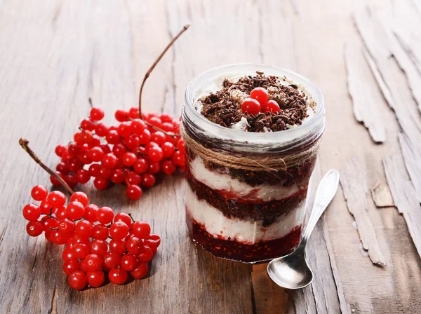 Delicioso postre en frasco en primer plano de la mesa —  Fotos de Stock