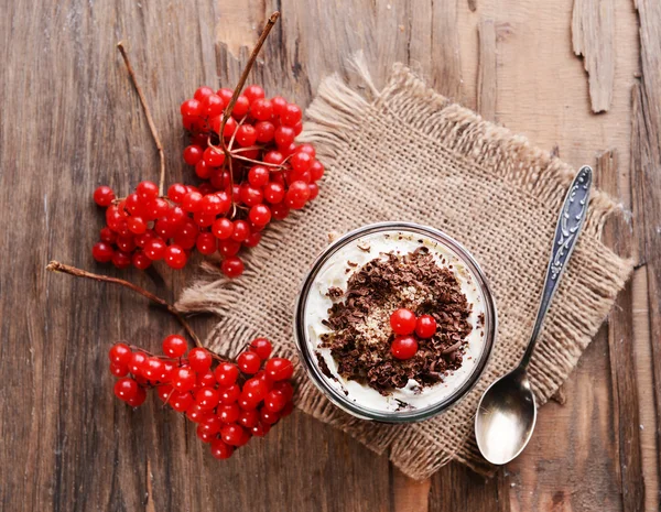 Delicioso postre en frasco en primer plano de la mesa —  Fotos de Stock