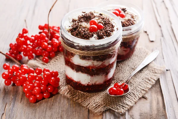 Köstliches Dessert in Gläsern auf dem Tisch aus nächster Nähe — Stockfoto