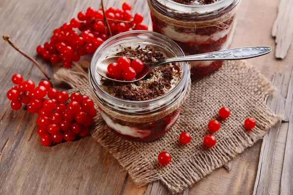 Köstliches Dessert in Gläsern auf dem Tisch aus nächster Nähe — Stockfoto