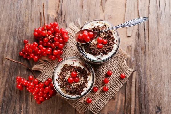 Delicioso postre en frascos en primer plano de la mesa —  Fotos de Stock