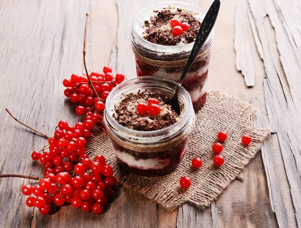 Köstliches Dessert in Gläsern auf dem Tisch aus nächster Nähe — Stockfoto