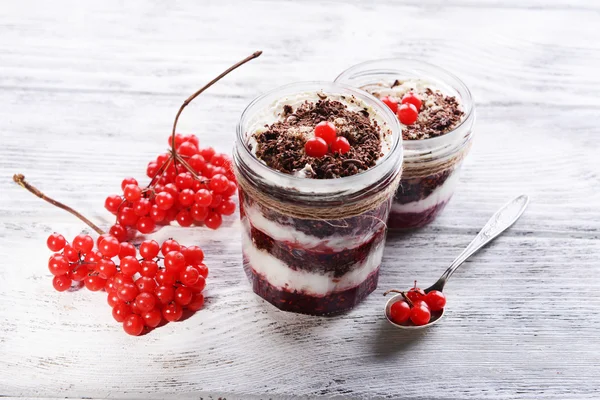 Delicioso postre en frascos en primer plano de la mesa —  Fotos de Stock