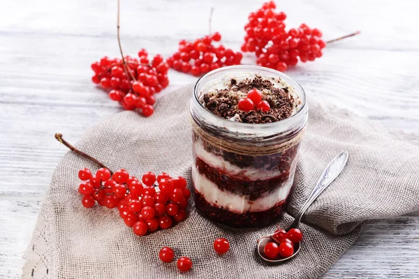 Delicioso postre en frasco en primer plano de la mesa —  Fotos de Stock