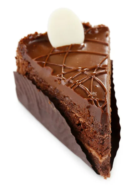 Яскравий шоколадний торт ізольований на білому — стокове фото