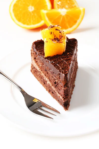 Yummy chocolate cake met oranje, close-up — Stockfoto