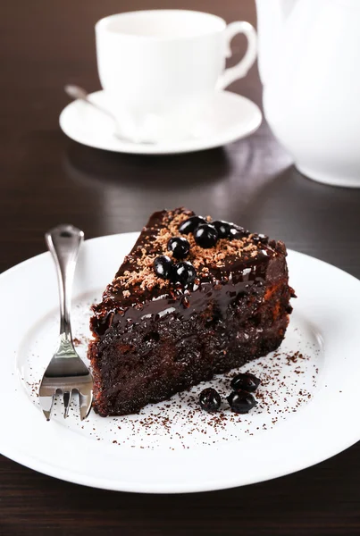 Delicioso pastel de chocolate servido en la mesa, primer plano — Foto de Stock