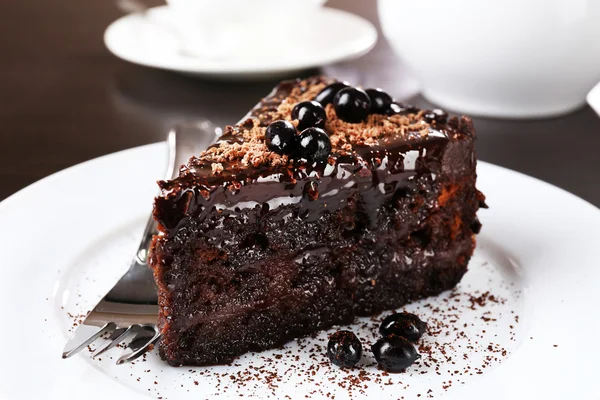 Delicioso pastel de chocolate servido en la mesa, primer plano —  Fotos de Stock