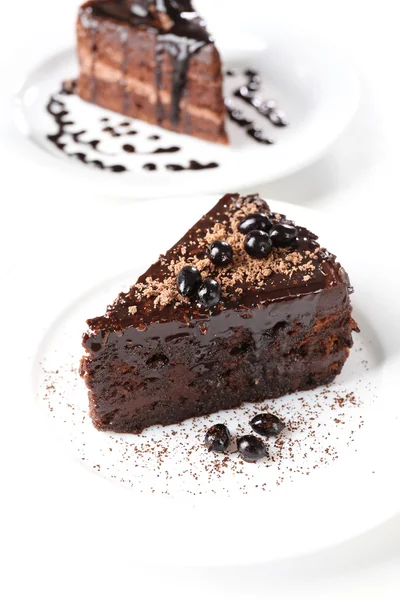 美味的巧克力蛋糕，白色上孤立 — 图库照片