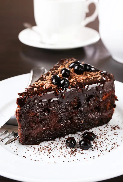 Yummy chocolate cake served on table, close-up — Stock Photo, Image