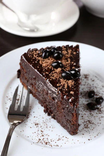 Delicioso pastel de chocolate servido en la mesa, primer plano — Foto de Stock