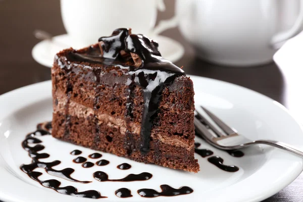 Yummy chocolate cake served on table, close-up — Stock Photo, Image