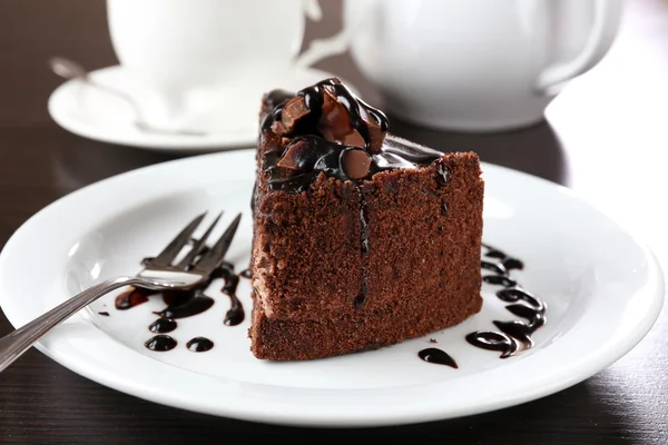 Pyszne ciasto czekoladowe serwowane na stole, szczelnie-do góry — Zdjęcie stockowe