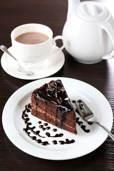 Lahodný čokoládový dort podává na stůl, detail — Stock fotografie