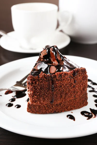 Yummy chocolate cake served on table, close-up — Stock Photo, Image