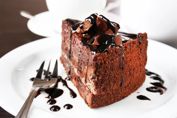 Yummy chocolate cake served on table, close-up — Stock Photo, Image