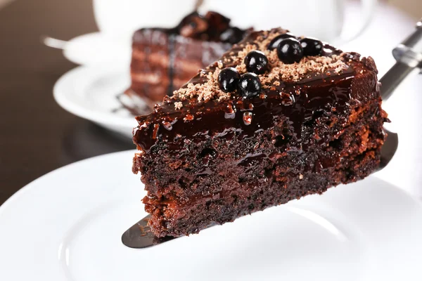 Lekkere chocolade cake geserveerd op tafel, close-up — Stockfoto