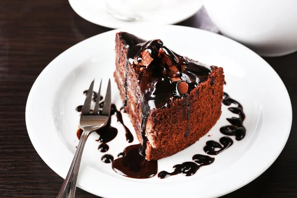 Gâteau au chocolat délicieux servi sur la table, gros plan — Photo