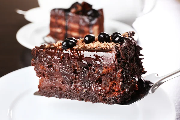Yummy κέικ σοκολάτας που σερβίρεται στο τραπέζι, γκρο πλαν — Φωτογραφία Αρχείου