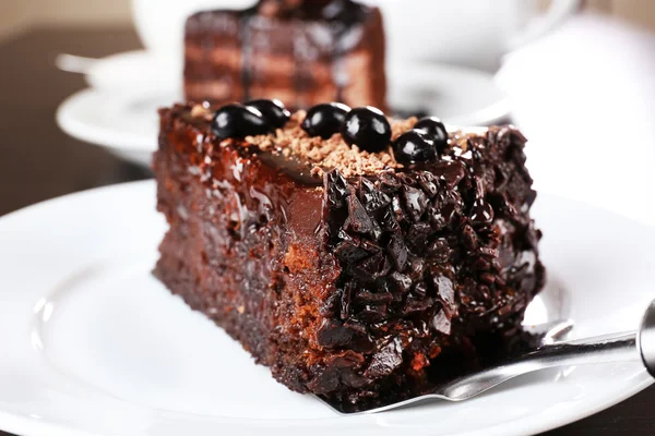 Yummy κέικ σοκολάτας που σερβίρεται στο τραπέζι, γκρο πλαν — Φωτογραφία Αρχείου