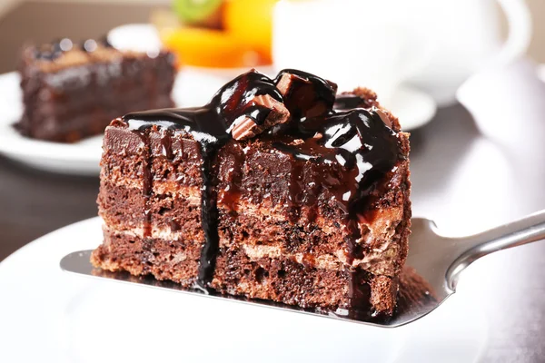 Bolo de chocolate gostoso servido na mesa, close-up — Fotografia de Stock