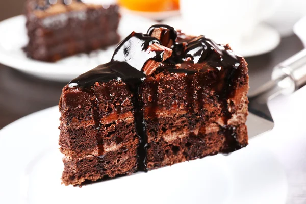 Вкусный шоколадный торт подается на стол, крупным планом — стоковое фото