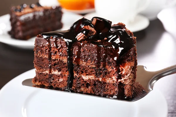 Delicioso pastel de chocolate servido en la mesa, primer plano — Foto de Stock