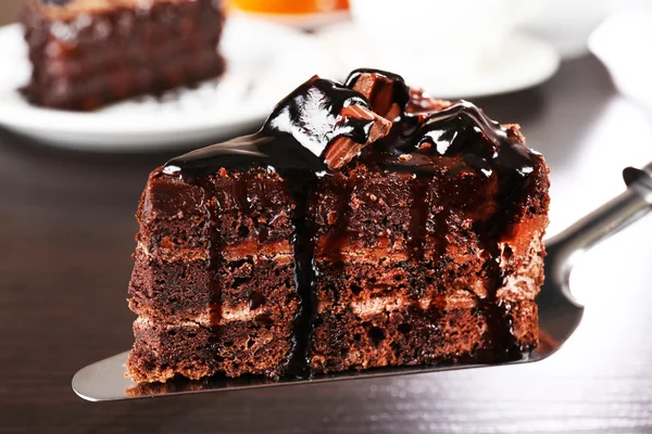 Delicioso pastel de chocolate servido en la mesa, primer plano —  Fotos de Stock