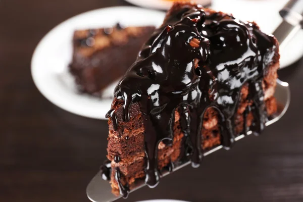 Delicioso pastel de chocolate servido en la mesa, primer plano — Foto de Stock