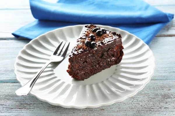 Bolo de chocolate gostoso servido na mesa, close-up — Fotografia de Stock