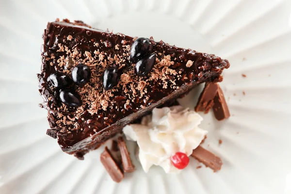 Delicioso pastel de chocolate servido en la mesa, primer plano —  Fotos de Stock