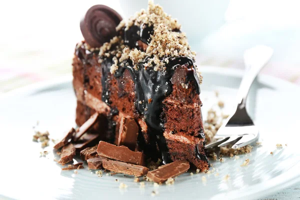 Delicioso pastel de chocolate servido en la mesa — Foto de Stock