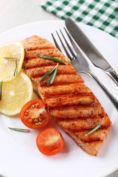 Gegrillter Lachs und Gemüse auf Teller auf Holzboden — Stockfoto