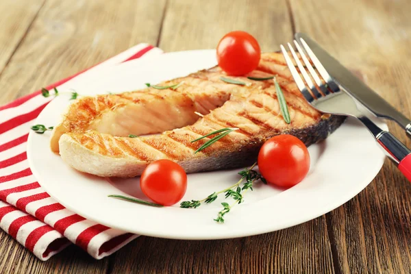 Saumon et légumes grillés sur fond de bois — Photo