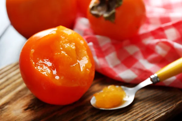 Mogen sharonfrukt på cutting board, närbild — Stockfoto